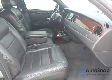 2002 Lincoln Town Car Executive z USA, uszkodzony, nr VIN 1LNHM81W32Y603789